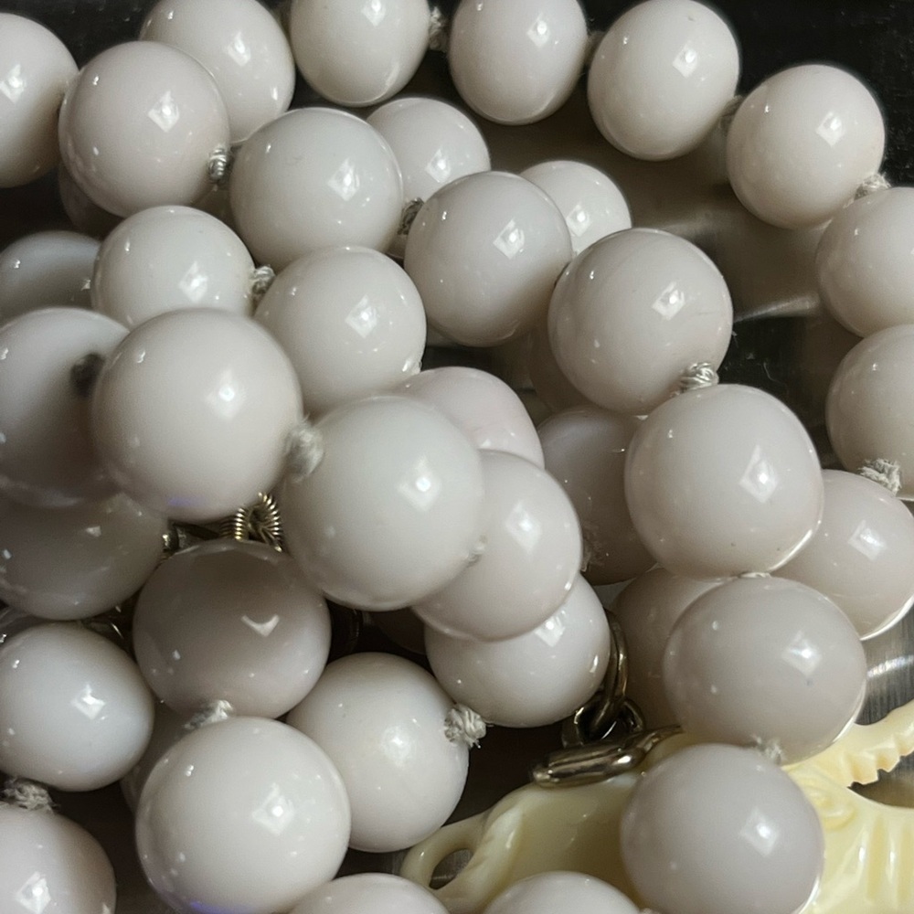 Elegant Cream Beaded Necklace with Elephant Pendant 165 grams - Picture 9 of 9
